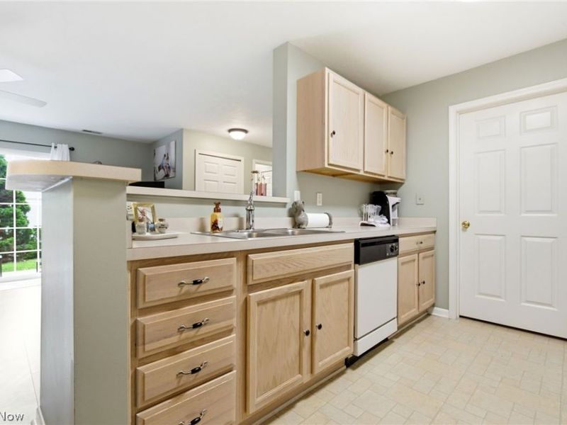 3284 Lenox Village Drive, Unit 104, Fairlawn, OH 44333 Photo 8