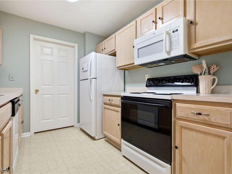 3284 Lenox Village Drive, Unit 104, Fairlawn, OH 44333 Photo 9