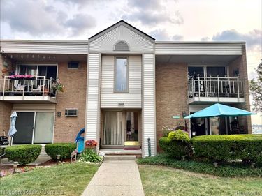 1669 Cass Lake Road, Unit D, Keego Harbor, Mi 48320