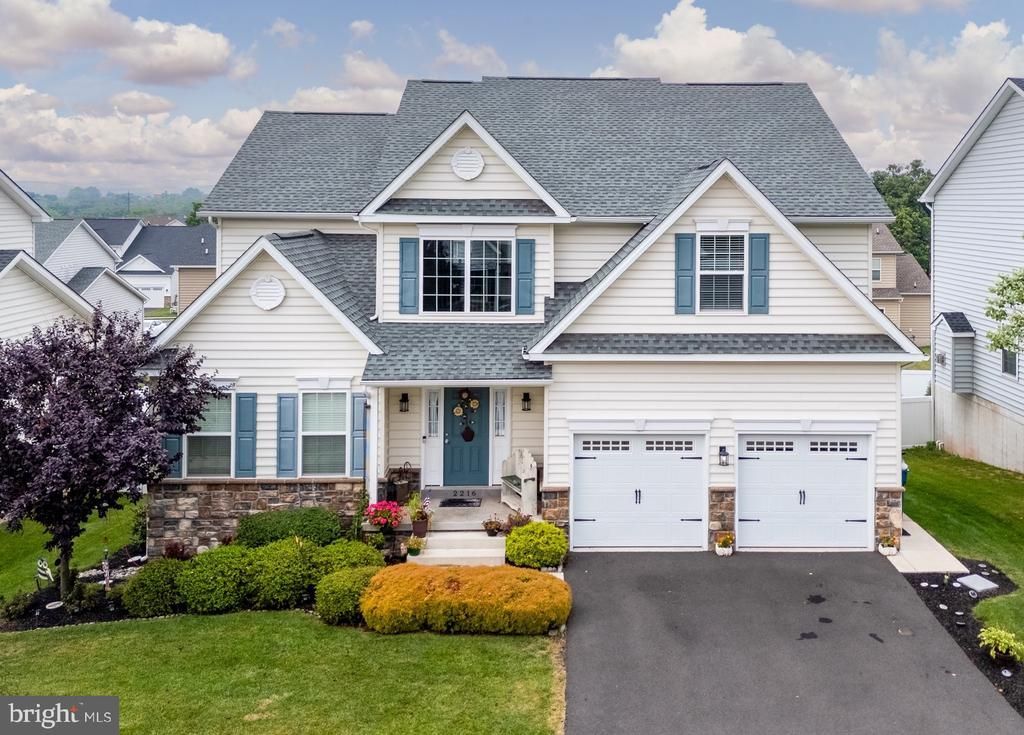 2216 SUNNYVALE DRIVE , PENNSBURG, PA 18073