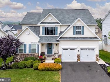 2216 SUNNYVALE DRIVE, PENNSBURG, PA 18073