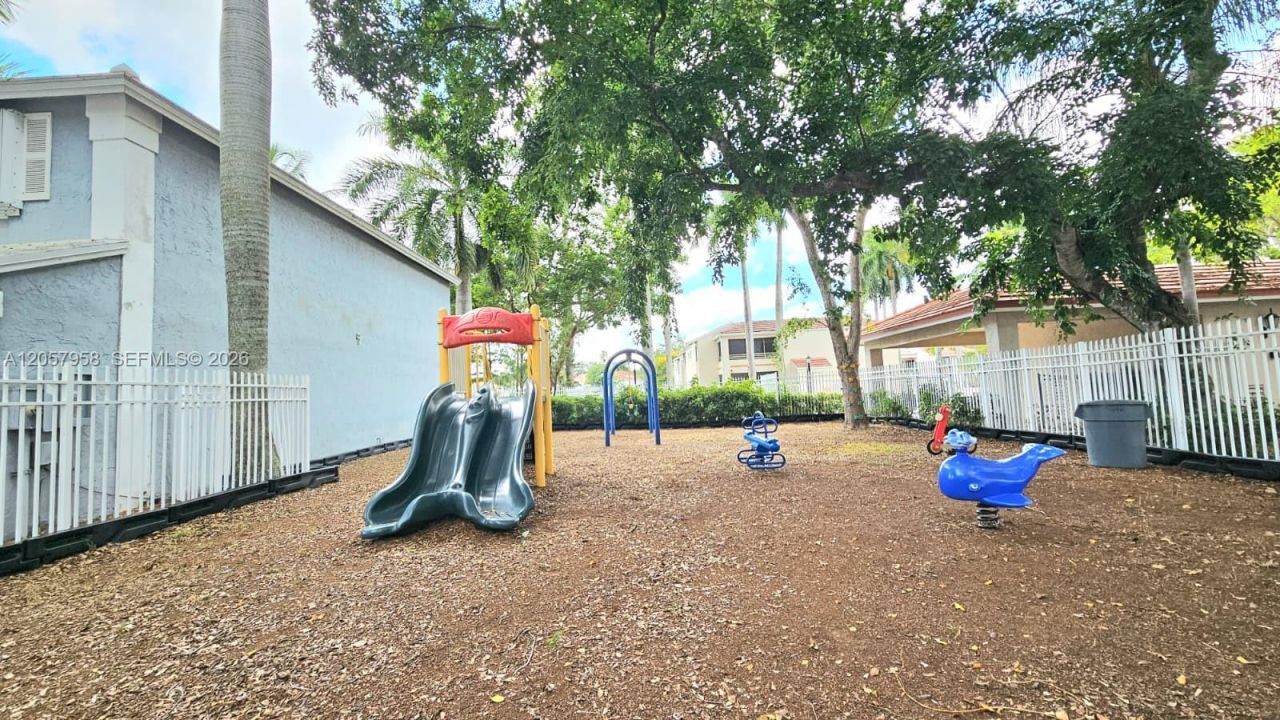 9850 NW 3rd Ct, Unit 2, Plantation, FL 33324 Photo