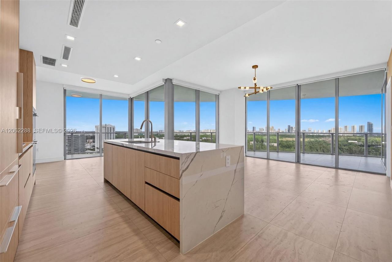 2411 Laguna Circle, Unit 2011, North Miami, FL 33181 Photo