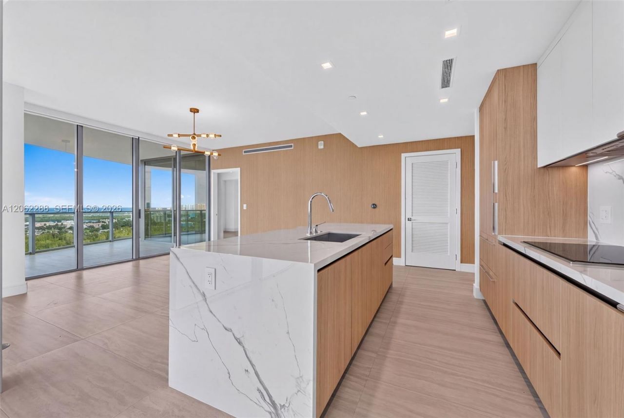 2411 Laguna Circle, Unit 2011, North Miami, FL 33181 Photo