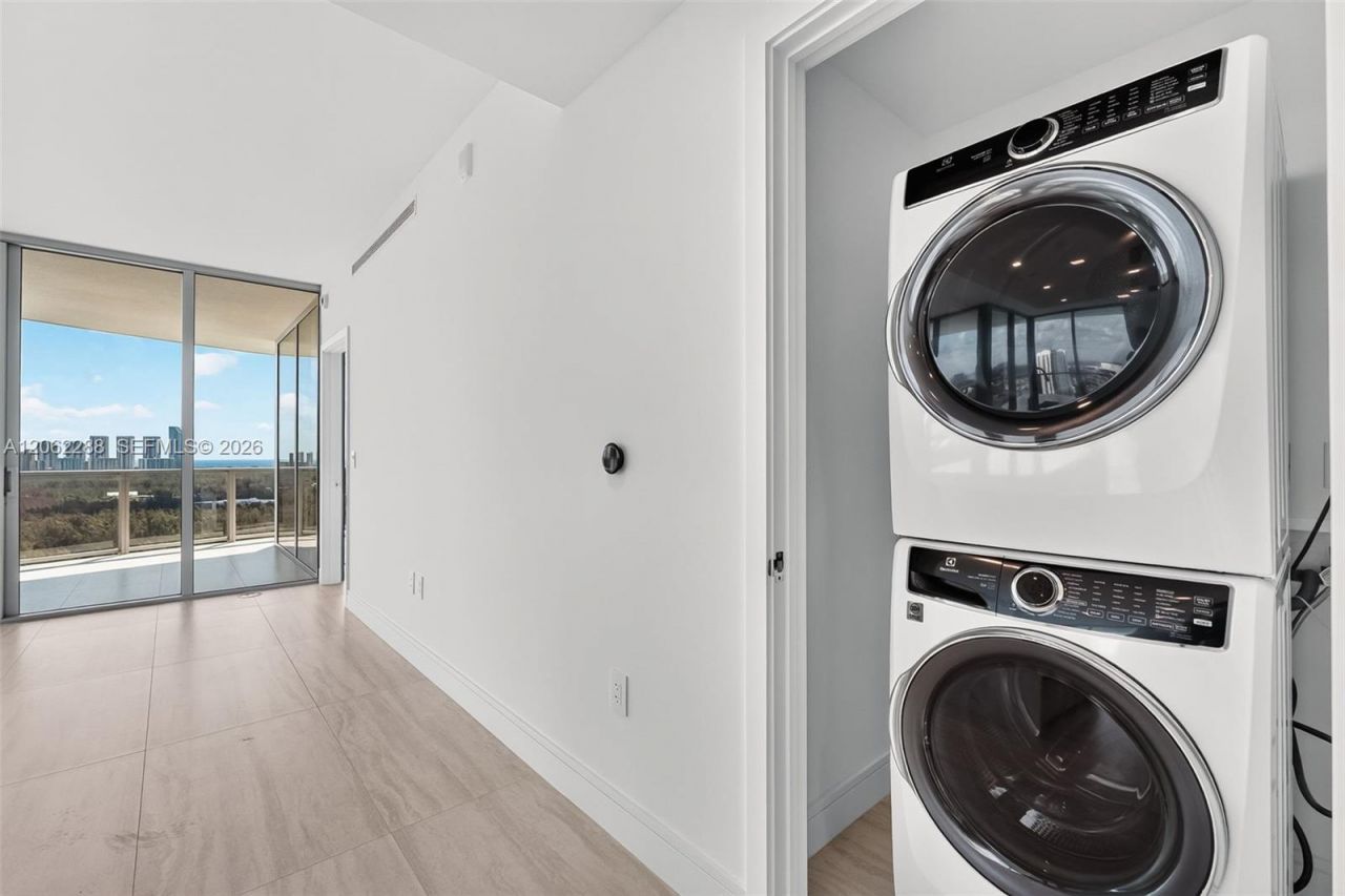 2411 Laguna Circle , Unit 2011, North Miami, FL 33181 Photo