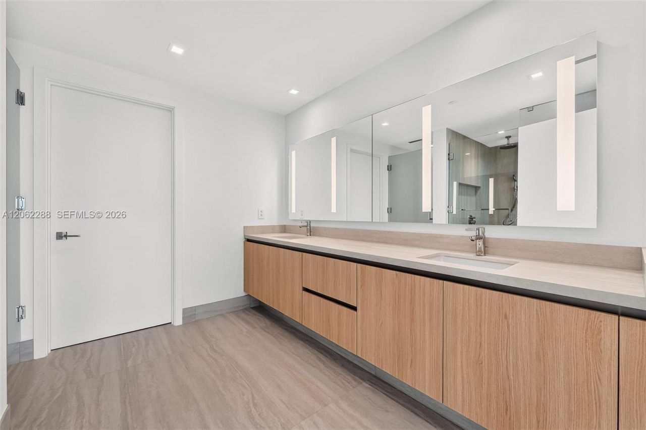 2411 Laguna Circle , Unit 2011, North Miami, FL 33181 Photo