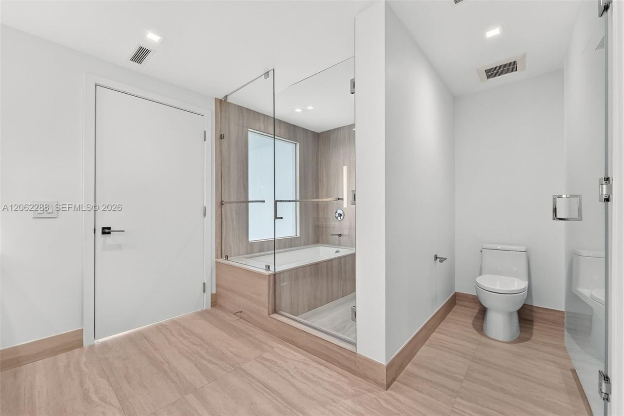 2411 Laguna Circle , Unit 2011, North Miami, FL 33181 Photo