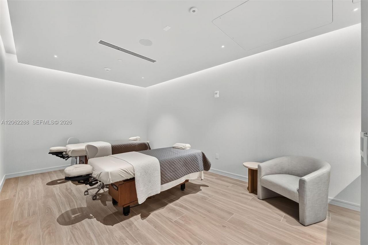 2411 Laguna Circle , Unit 2011, North Miami, FL 33181 Photo