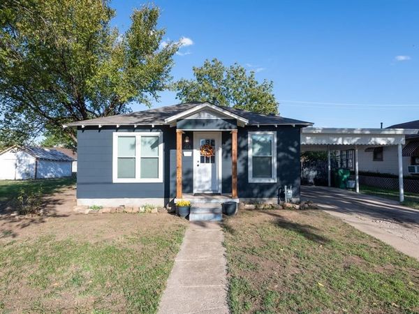 414 S Main Street , Henrietta, TX 76365