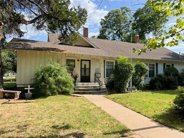 715 E Ikard Street , Henrietta, TX 76365