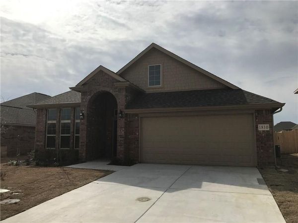 1810 Silver Oak Drive , Gainesville, TX 76240