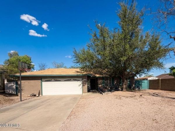933 N SERICIN Circle, Mesa, AZ 85205