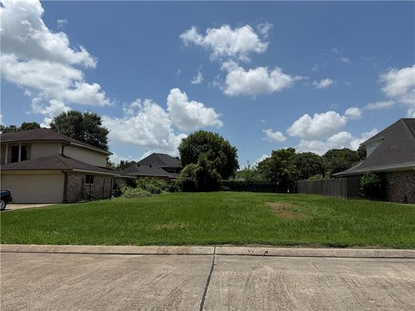 3815 PEACHTREE Court , New Orleans, LA 70131