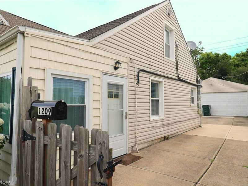1209 Commonwealth Avenue, Mayfield Heights, OH 44124 Photo 3