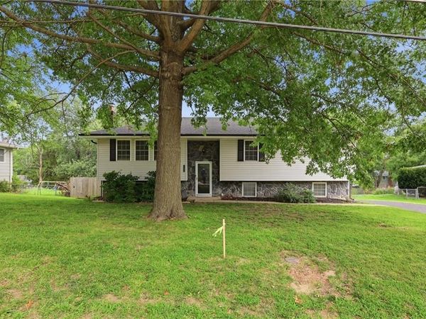 1207 S 104 Street, Edwardsville, KS 66111