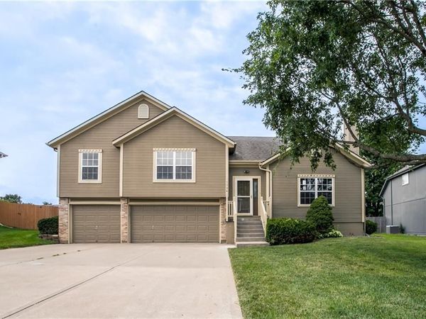 1324 SE Dalton Circle, Lee's Summit, MO 64081
