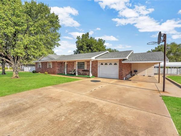 1001 W Ash Street, Hobart, OK 73651