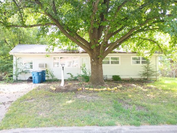 1922 Southwood Lane , Carthage, MO 64836