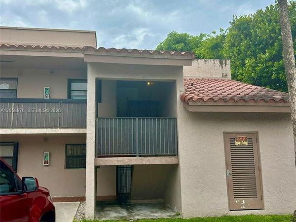 210 W Park Dr , Unit 201-2, Miami, FL 33172