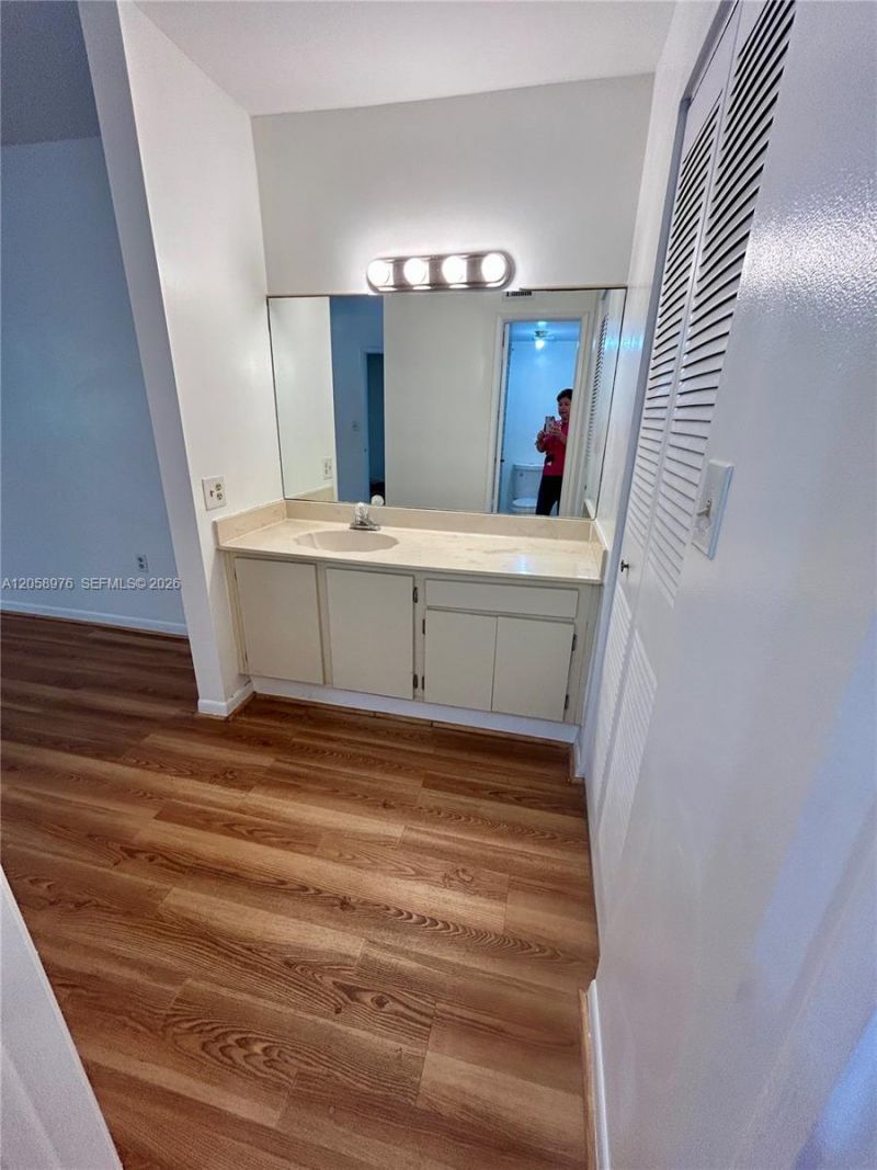 210 W Park Dr, Unit 201-2, Miami, FL 33172 Photo