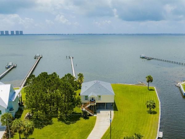 1002 Magnolia Ln, Gulf Breeze, FL 32563