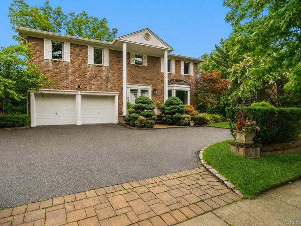 15 Hunt Court, Roslyn, NY 11576