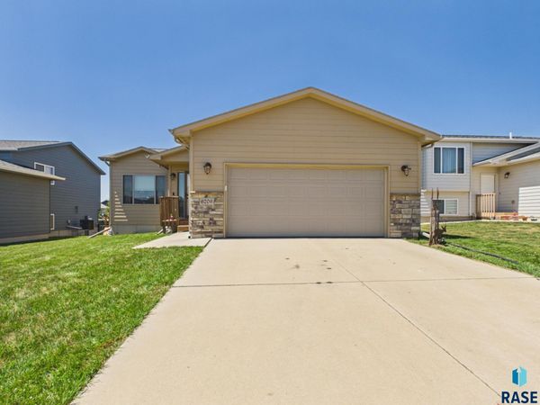 6209 N Seubert Ave, Sioux Falls, SD 57104