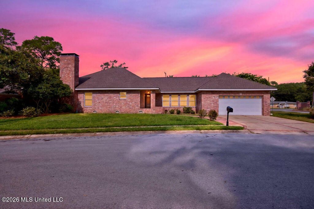 401 S Caribe Place, Gulfport, MS 39507 Main Photo