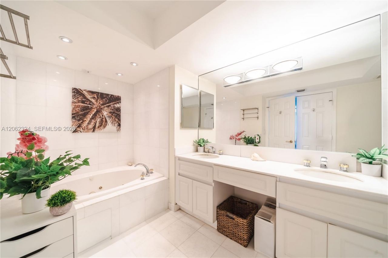 6301 Collins Ave , Unit 2802, Miami Beach, FL 33141 Photo