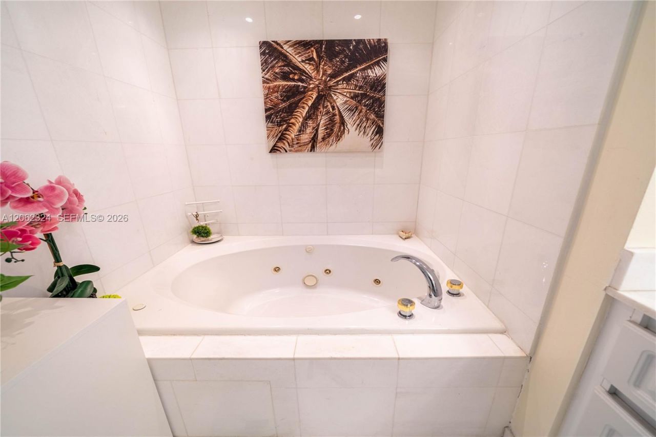 6301 Collins Ave , Unit 2802, Miami Beach, FL 33141 Photo