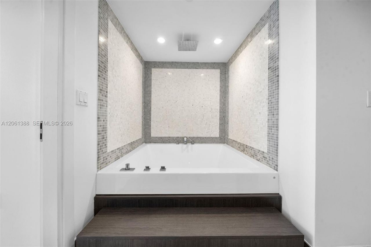 200 Biscayne Boulevard Way , Unit 4409, Miami, FL 33131 Photo