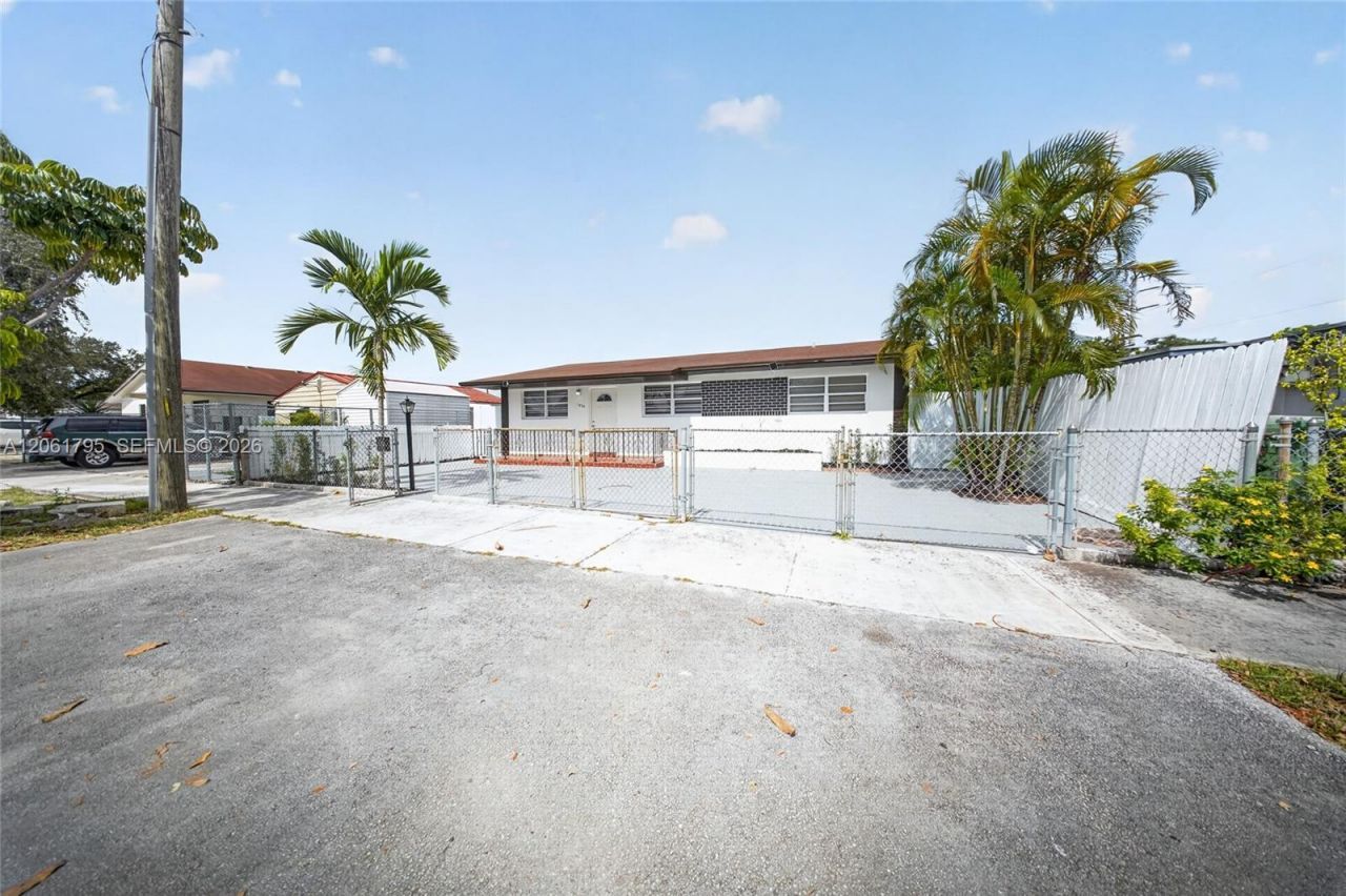 1055 NW 32nd Ct , Miami, FL 33125 Photo