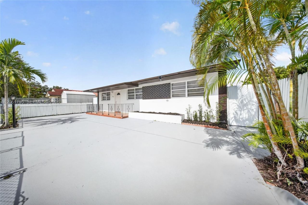 1055 NW 32nd Ct , Miami, FL 33125 Photo