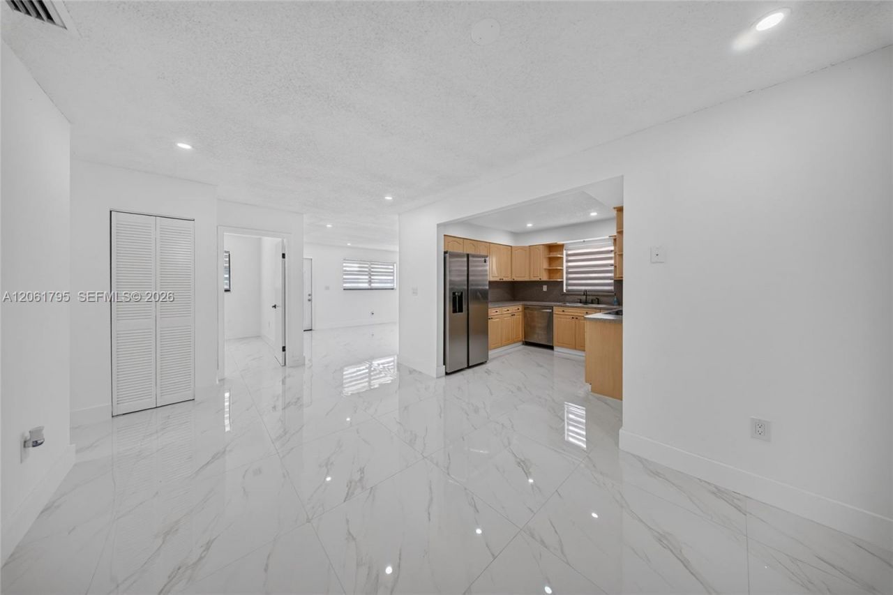 1055 NW 32nd Ct , Miami, FL 33125 Photo
