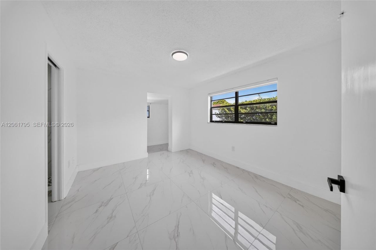 1055 NW 32nd Ct , Miami, FL 33125 Photo
