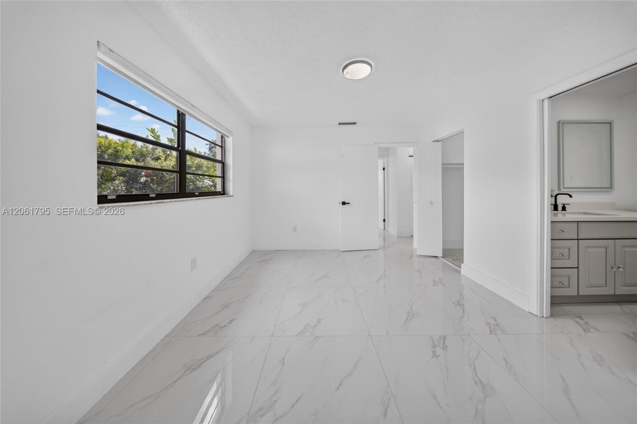 1055 NW 32nd Ct , Miami, FL 33125 Photo