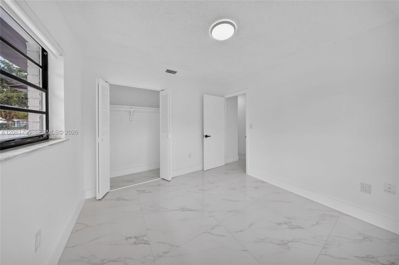 1055 NW 32nd Ct , Miami, FL 33125 Photo