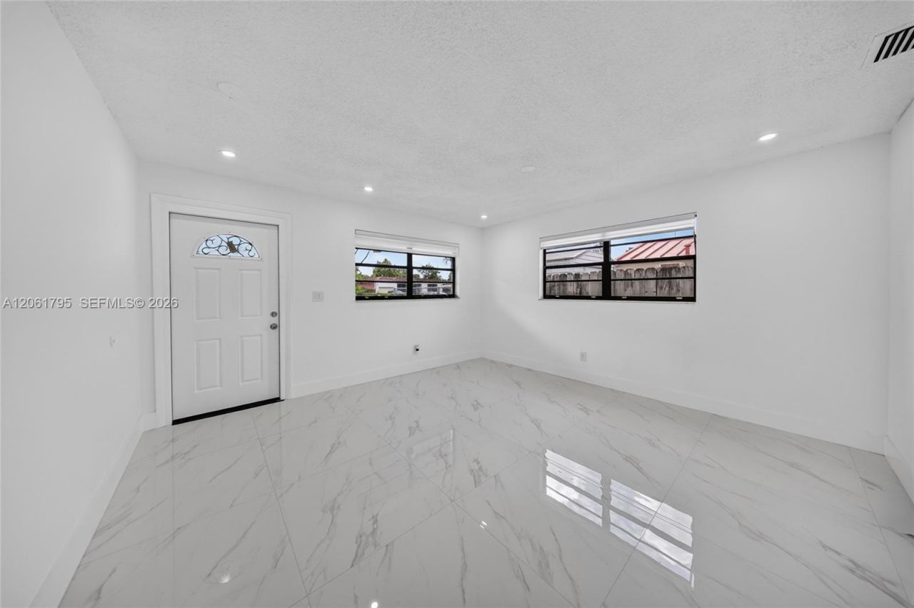 1055 NW 32nd Ct , Miami, FL 33125 Photo