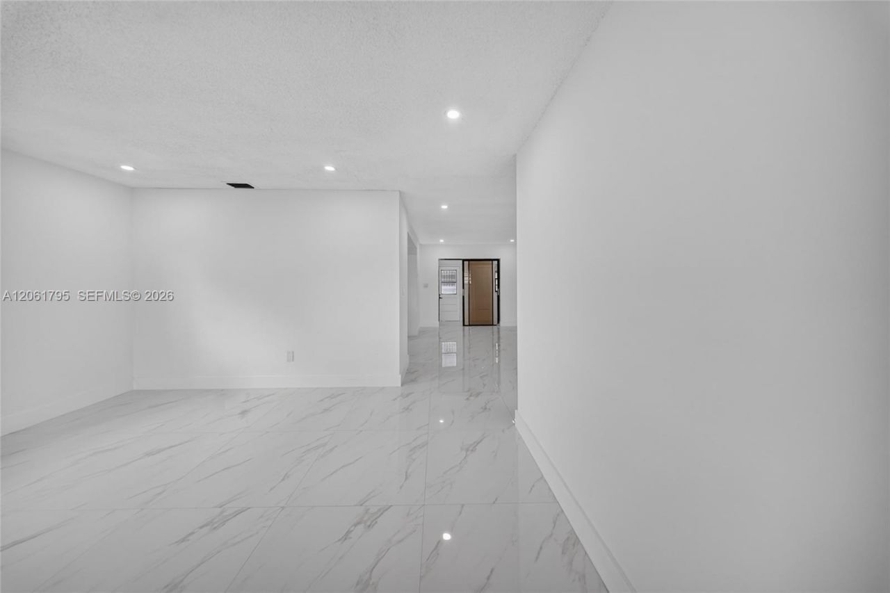 1055 NW 32nd Ct , Miami, FL 33125 Photo