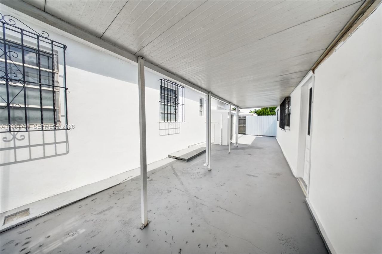 1055 NW 32nd Ct , Miami, FL 33125 Photo