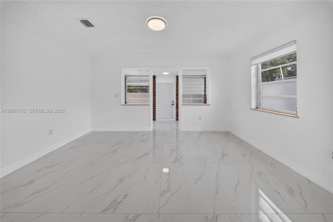1055 NW 32nd Ct , Miami, FL 33125 Photo