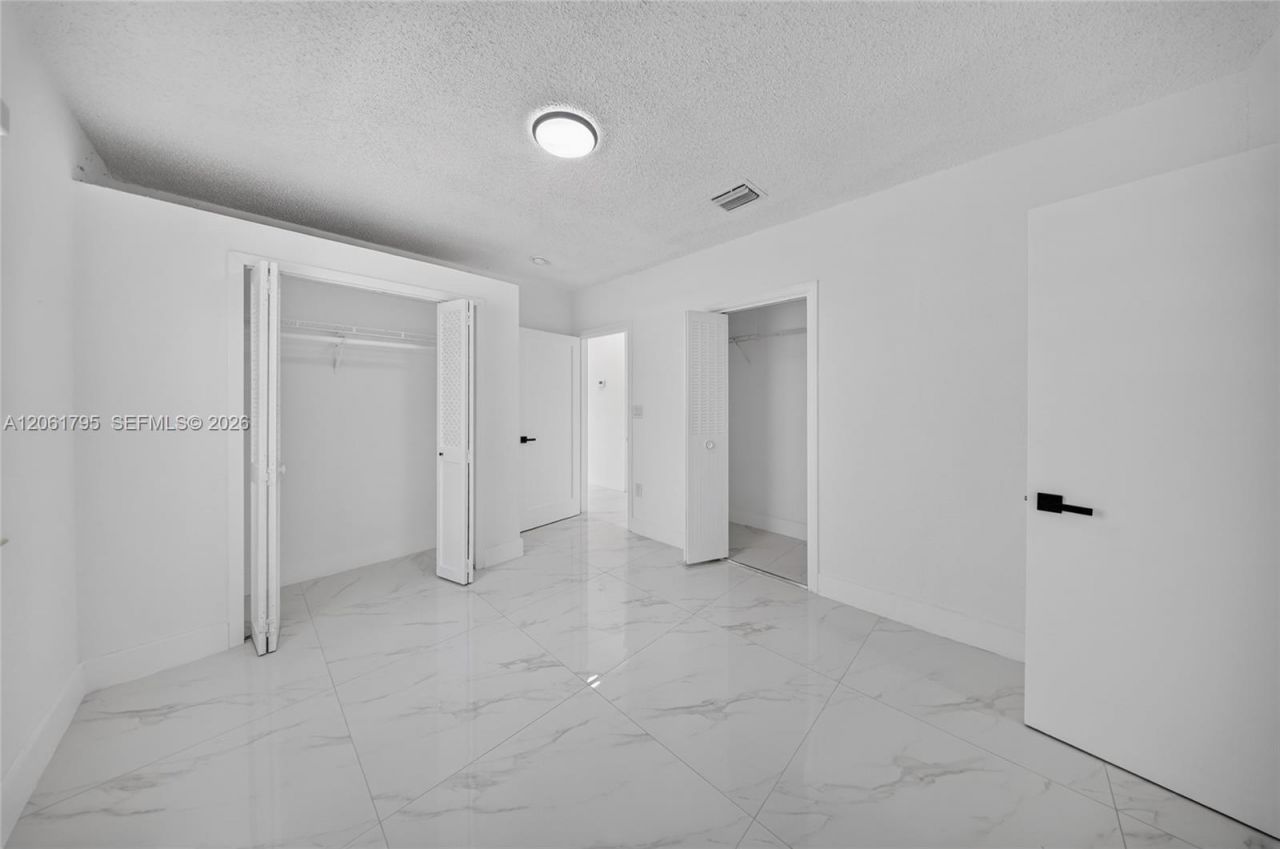 1055 NW 32nd Ct , Miami, FL 33125 Photo