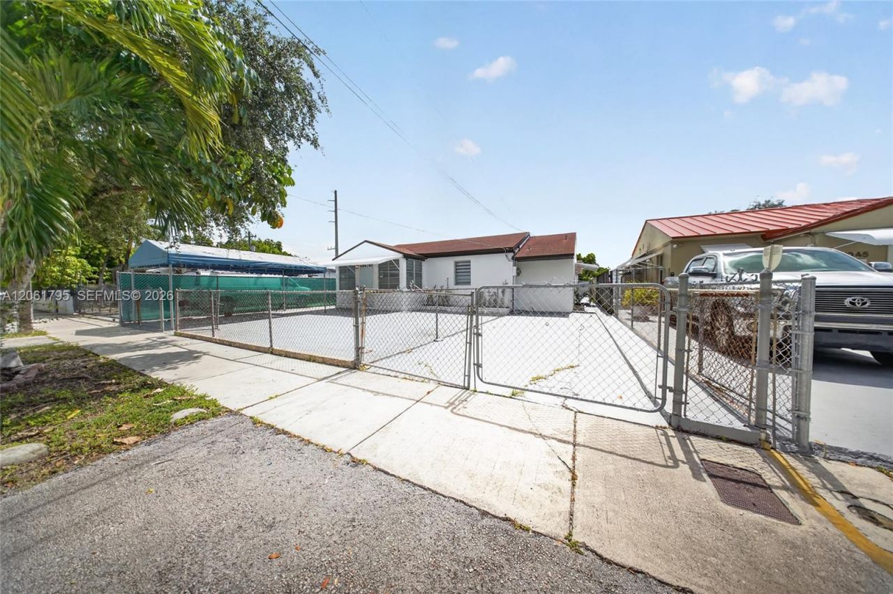 1055 NW 32nd Ct , Miami, FL 33125 Photo