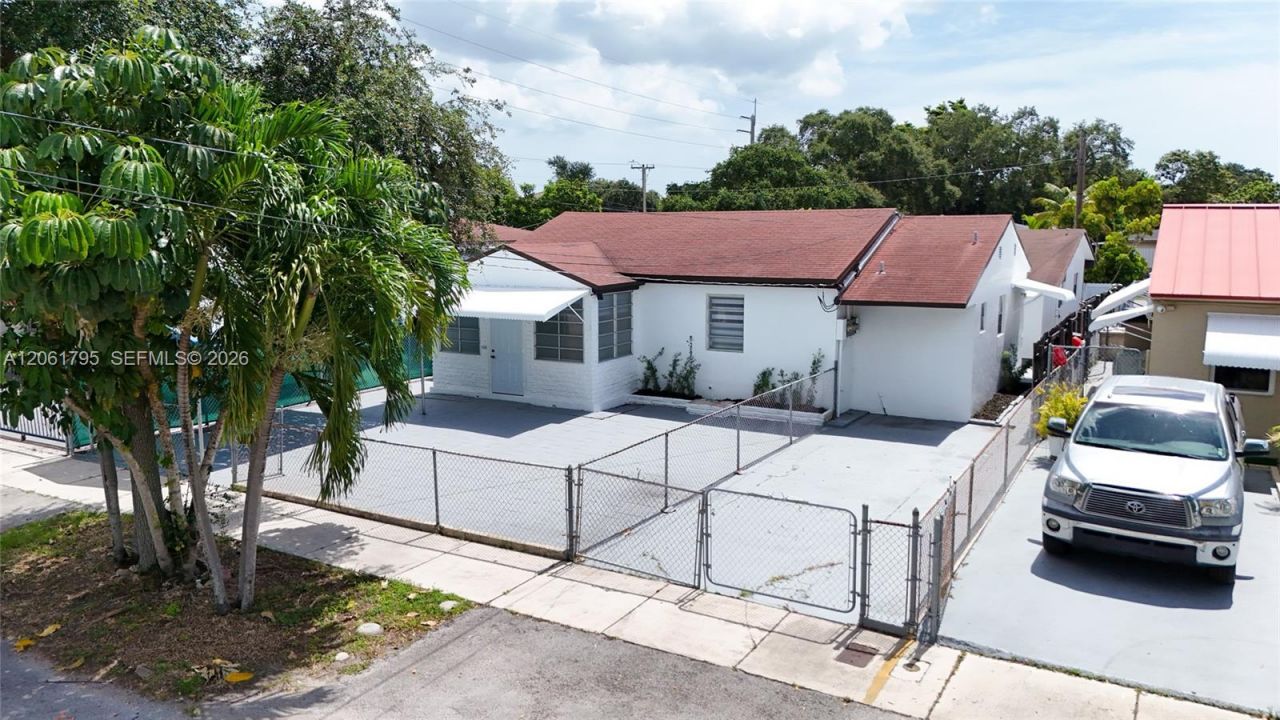 1055 NW 32nd Ct , Miami, FL 33125 Photo