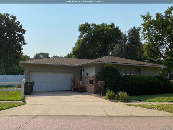 2501 S CLEVELAND ST, Sioux City, IA 51106