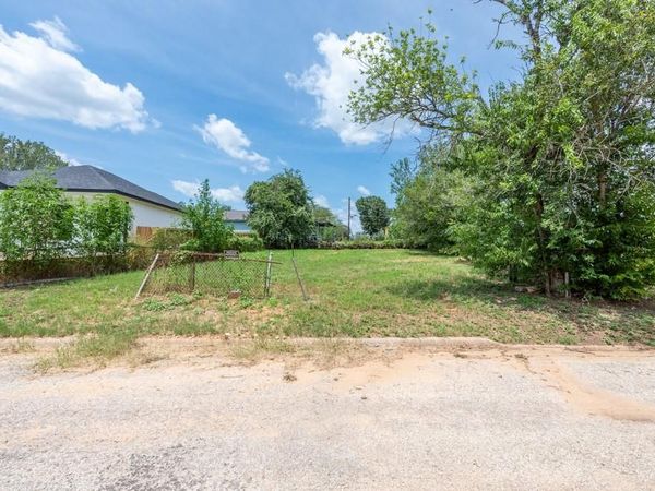 112 Field ST, Luling, TX 78648