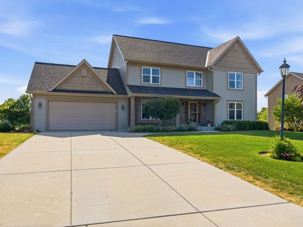 8224 S Shadwell Cir, Franklin, WI 53132