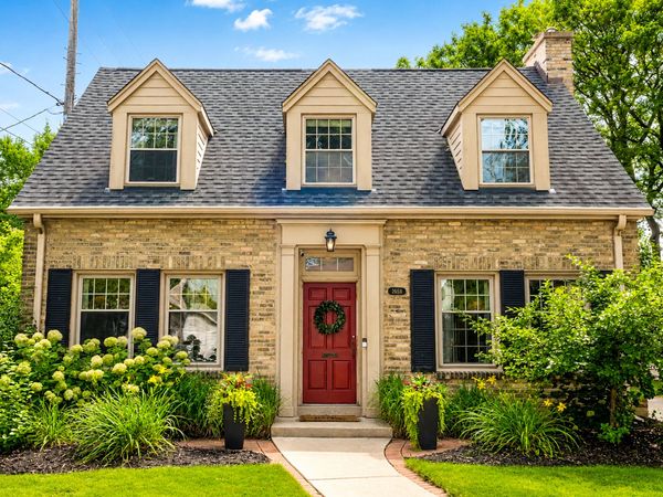 2658 N 88th St, Wauwatosa, WI 53226