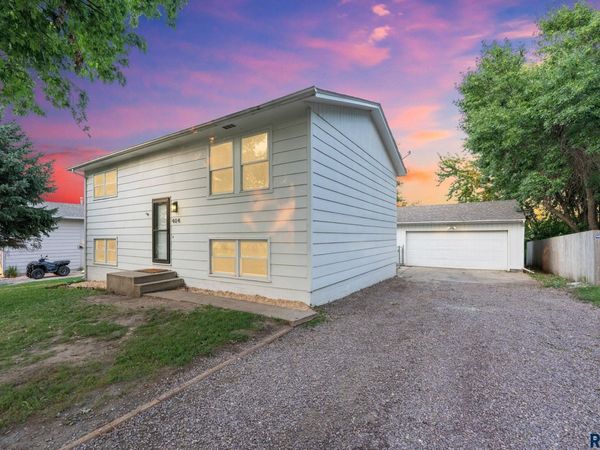 404 Maple St, Valley Springs, SD 57068