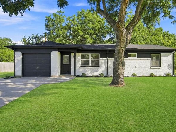 703 Casa Linda Street, Ennis, TX 75119